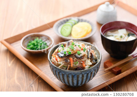 熱氣騰騰的日式早餐、午餐和晚餐套餐，以豪華的鯖魚乾菜餚為特色。 130280708