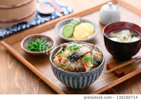 熱氣騰騰的日式早餐、午餐和晚餐套餐，以豪華的鯖魚乾菜餚為特色。 130280714