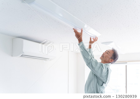 安裝燈的高級男工人 130280939