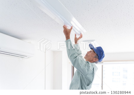 安裝燈的高級男工人 130280944