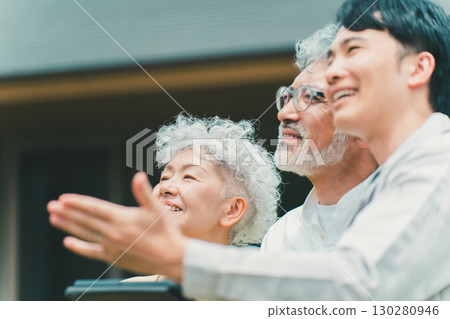 Senior couple and contractor 130280946