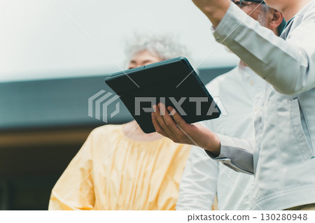 老年夫婦和承包商 130280948