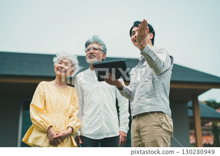 老年夫婦和承包商 130280949