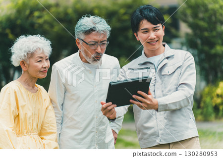 Senior couple and contractor 130280953