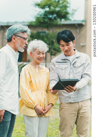 Senior couple and contractor 130280961