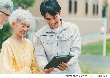 老年夫婦和承包商 130280971