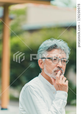 Senior man who can't remember 130280978