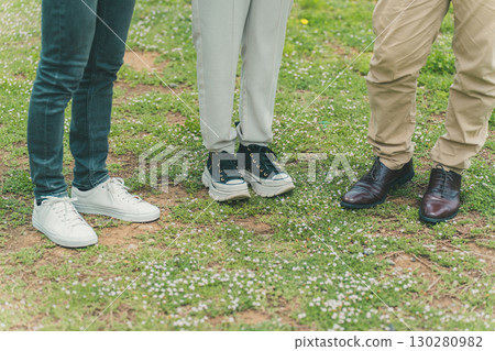 三個人在公園聚會 130280982