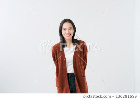 穿著針織開襟衫的女人 130281659