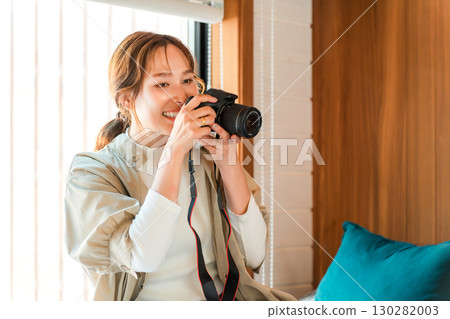 年輕的亞洲女性在房間裡拍照 130282003