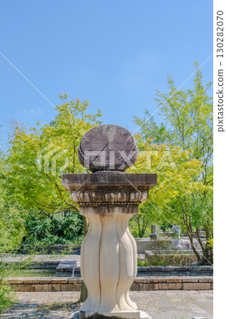 陽光下的古老石刻日晷 陽光下的古老石刻日晷 130282070