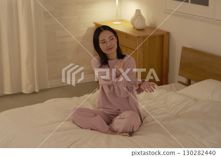 女人在床上伸展雙臂 130282440