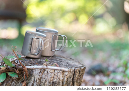 樹樁上的不銹鋼杯 樹樁上的不銹鋼杯 130282577