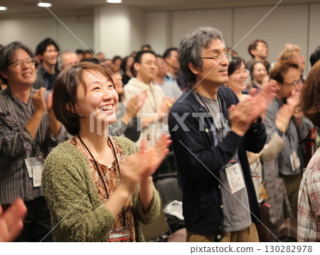 活動現場，與會者為演講者鼓掌的笑容和同理心（商業、教育、交流） 130282978