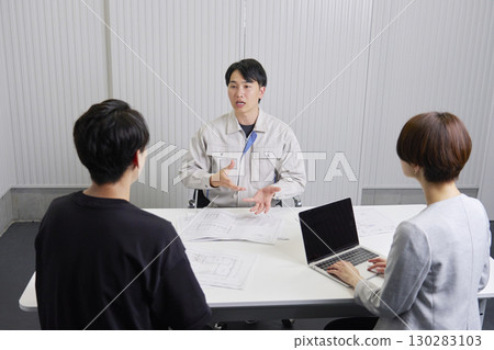 在建築公司開會 130283103