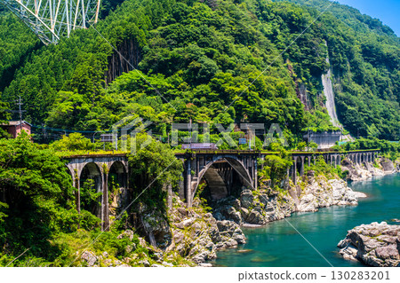 Tsunanosegawa Bridge and Gokase River [Hinokage Town, Nishiusuki District, Miyazaki Prefecture] 130283201