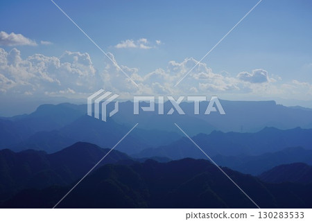 從金頭山的中岳眺望荒船山的山脊線 130283533