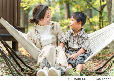 一家人/家人在露營地的吊床上玩耍（戶外/旅遊/休閒/野餐） 130283562