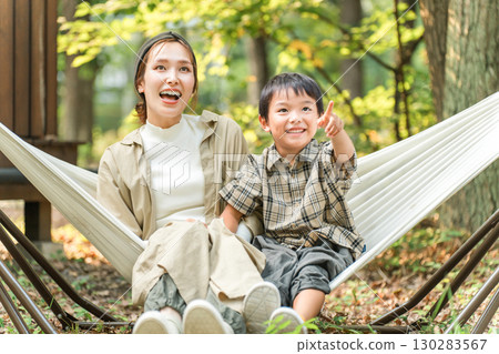 一家人/家人在露營地的吊床上玩耍(戶外/旅遊/休閒/野餐) 一家人/家人在露營地的吊床上玩耍(戶外/旅遊/休閒/野餐) 130283567