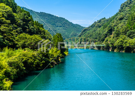 Ami Bridge and the Gokase River [Hinokage Town, Nishiusuki District, Miyazaki Prefecture] 130283569
