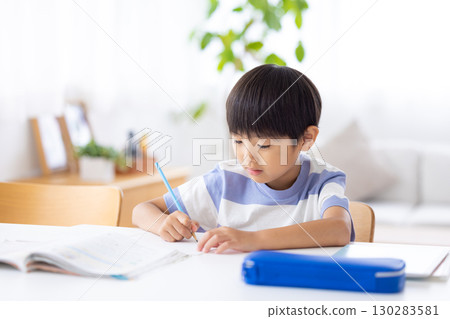 男孩在學習 男孩在學習 130283581