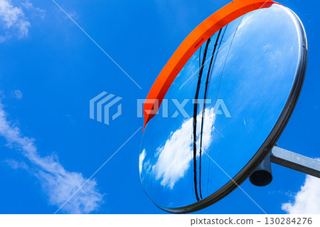 凸面鏡中反射的藍色夏日天空 130284276