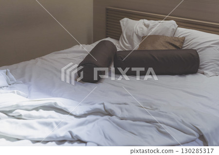 Hotel bed, messy sheets 130285317