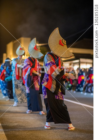 A woman dancing in a hem-stitched kimono and a woven hat at the Nishimonai Bon Odori Festival in 2025 in Akita Prefecture 130285318