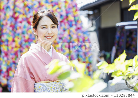 在京都觀光的和服的婦女 130285844