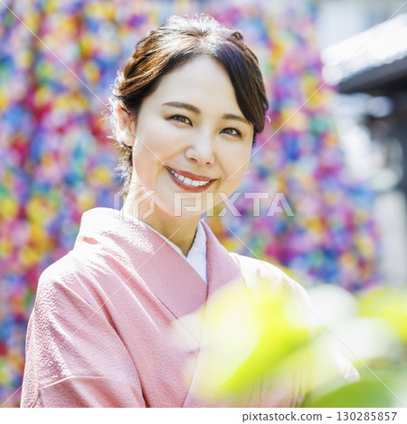 在京都觀光的和服的婦女 130285857