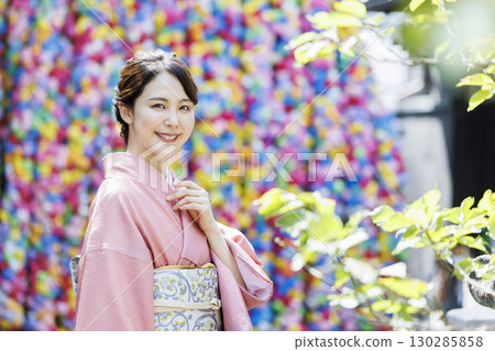在京都觀光的和服的婦女 130285858