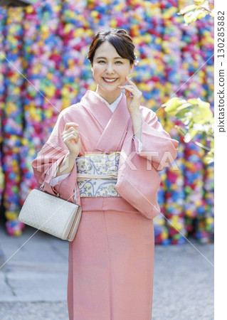 在京都觀光的和服的婦女 130285882
