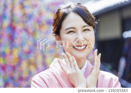 在京都觀光的和服的婦女 在京都觀光的和服的婦女 130285883