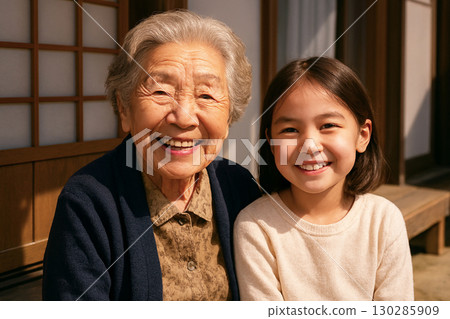 昭和時代的場景:奶奶在陽台上曬太陽 昭和時代的場景:奶奶在陽台上曬太陽 130285909