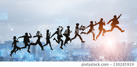 跳躍的人和數位技術概念 130285919