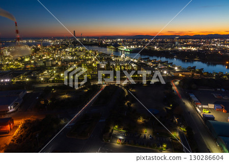 Factory night view: Yokkaichi Industrial Complex, Yokkaichi City, Mie Prefecture 130286604