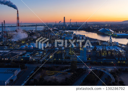 黃昏時分的三重縣四日市四日市工業園區 130286702