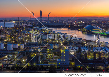 Factory night view: Yokkaichi Industrial Complex, Yokkaichi City, Mie Prefecture 130286706