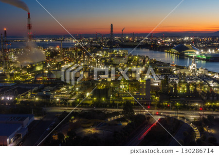 Factory night view: Yokkaichi Industrial Complex, Yokkaichi City, Mie Prefecture 130286714