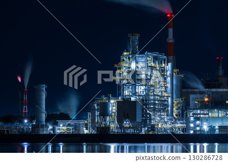 Factory night view: Yokkaichi Industrial Complex, Yokkaichi City, Mie Prefecture 130286728