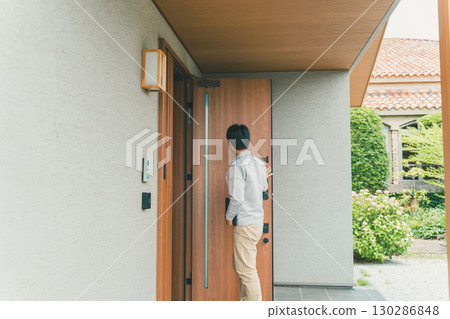 Door-to-door salesmen 130286848