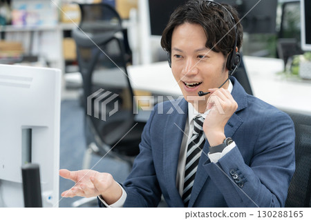 操作員在辦公室工作 130288165