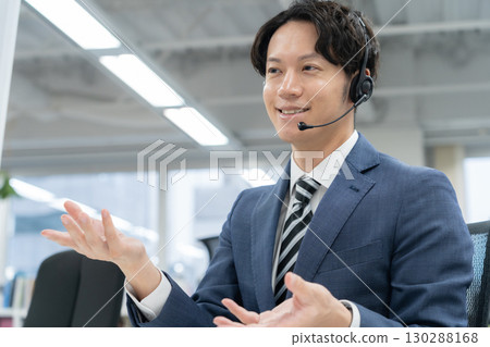 操作員在辦公室工作 130288168