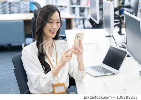 穿著辦公室休閒服的年輕女工程師 130288213