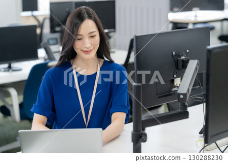 穿著辦公室休閒服的年輕女工程師 130288230
