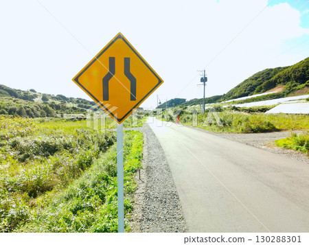 拍攝北海道秋季有路標的風景 130288301