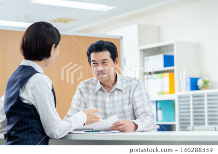 一位老人正在與規劃師進行諮詢 130288339