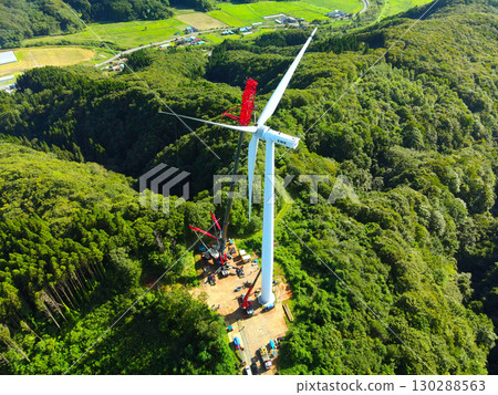 秋季北海道江差町風力發電風力渦輪機建設工程鳥瞰圖 秋季北海道江差町風力發電風力渦輪機建設工程鳥瞰圖 130288563