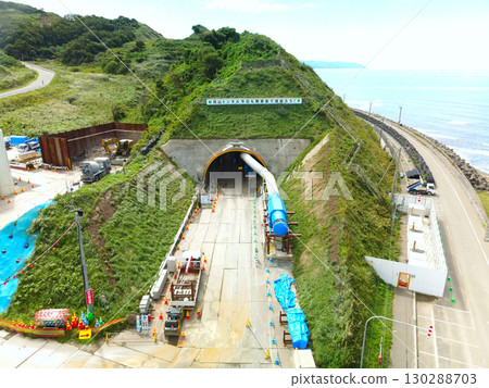 秋季北海道乙部市鳥山隧道工地的鳥瞰圖 130288703