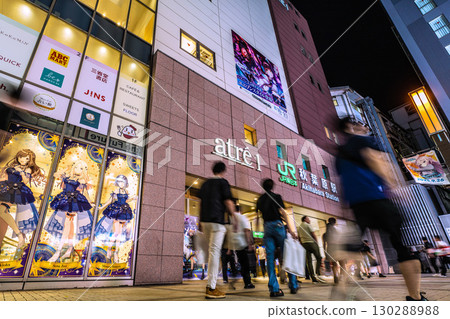 日本東京城市景觀。即使深夜,秋葉原仍然擠滿了年輕人和外國遊客。 =晚上 8:39。 日本東京城市景觀。即使深夜,秋葉原仍然擠滿了年輕人和外國遊客。 =晚上 8:39。 130288988